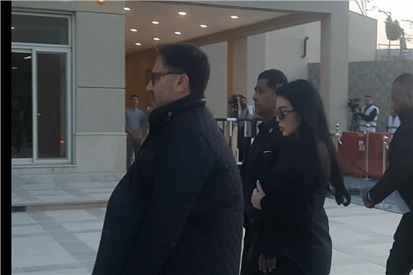 هيفاء وهبي تصل عزاء هاني شاكر بمسجد أبو شقة
