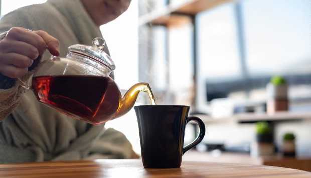 ما الذي يحدث لجسمك عند شرب الشاي قبل الإفطار؟