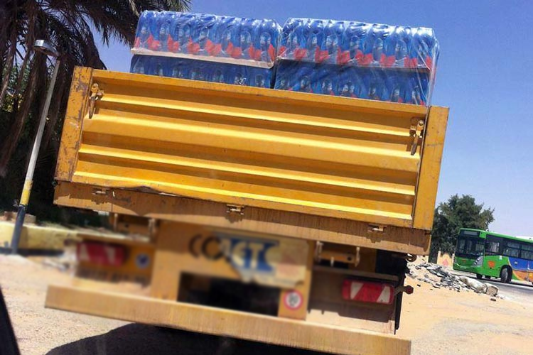 مشروبات غازية ومياه معدنية تحت أشعة الشمس تهدد صحة المواطنين