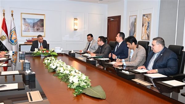 محافظ جنوب سيناء يناقش خطة تطوير المنظومة الصحية ودعم السياحة العلاجية