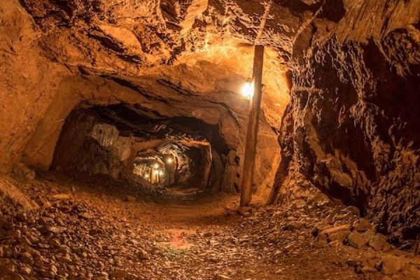 مصرع 10 أشخاص وإصابة 5 آخرين في انهيار منجم للذهب بموزمبيق