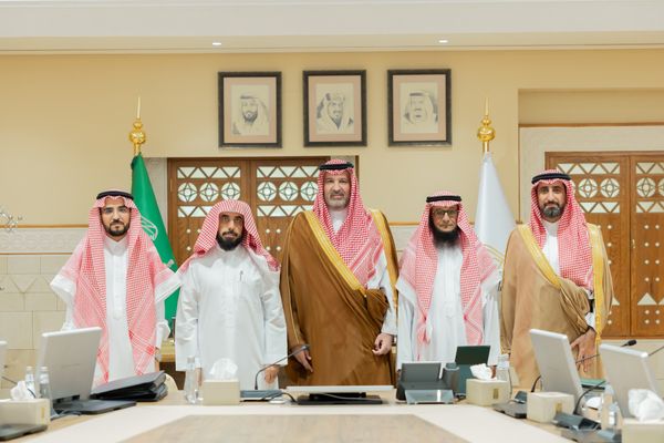 فيصل بن سلمان يستقبل عددًا من أفراد أسرة المؤرخ ابن لعبون
