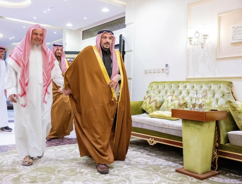 أمير القصيم يزور عدداً من العلماء والمشايخ مهنئاً بشهر رمضان المبارك