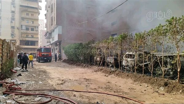 العربيات اتفحمت، حريق ضخم يلتهم عددًا من السيارات داخل جراج بالشرقية (فيديو وصور)