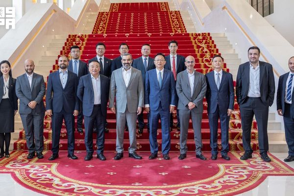 الوزير السواحة يجتمع بقيادات كبرى الشركات التقنية في الصين
