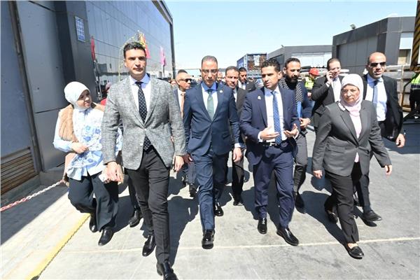 وزير الصناعة ومحافظ الجيزة يتفقدان عدد من المصانع بالسادس من أكتوبر