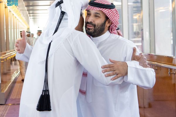 أمير دولة قطر يغادر جدة وولي العهد في مقدمة مودعيه