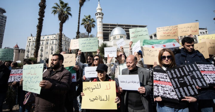 في سوريا.. جدل حول دعوات لمقاطعة العلويين والحكومة ترفض التمييز ووسم يثير نقاشاً واسعاً