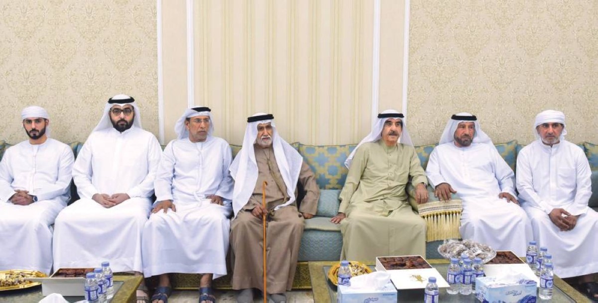 حاكم أم القيوين يعزي في وفاة جابر العليلي