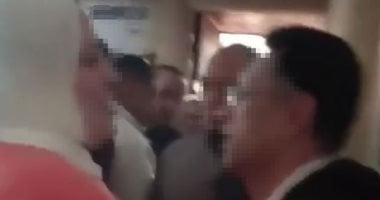 خناقة على باب محكمة طنطا.. سيدة تضرب زوجها بسبب إيصال أمانة (فيديو)