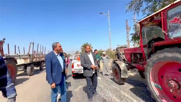 محافظ قنا يضبط جرارًا مخالفًا يسحب 4 مقطورات محملة قصب (صور)