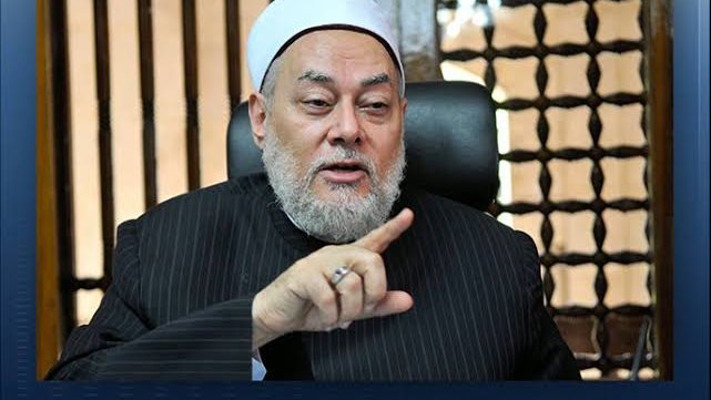 هل يجوز قراءة القرآن من الهاتف بدون وضوء ؟ علي جمعة يجيب
