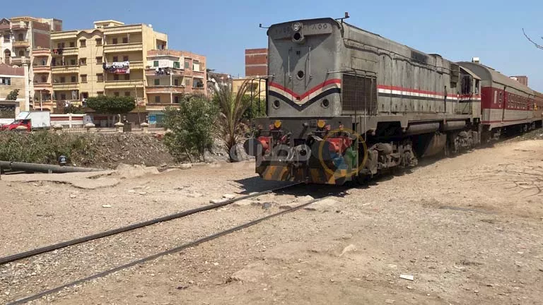 خطر على الأرواح.. أهالي دسوق يطالبون بحل عاجل لأزمة كوبري عتريس (صور)