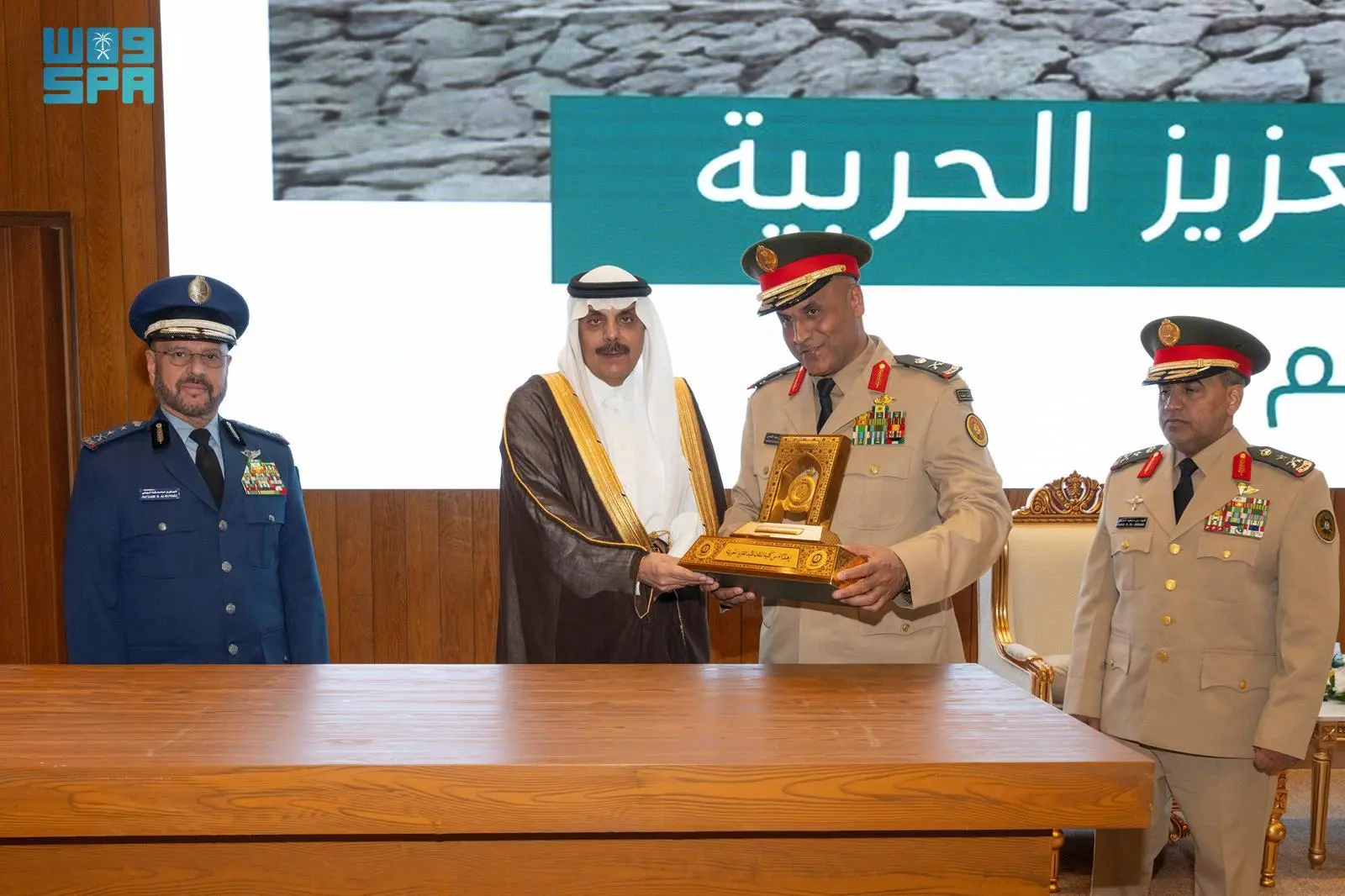 نيابةً عن خالد بن سلمان.. نائب وزير الدفاع يرعى حفل تخريج طلبة كلية الملك عبدالعزيز الحربية