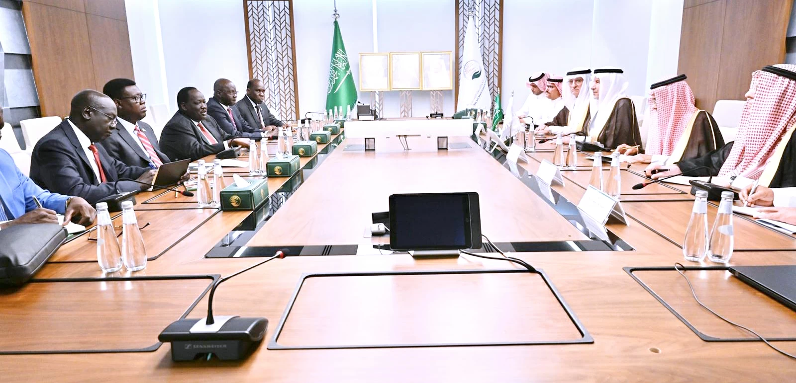 الربيعة يبحث مع مبعوث جنوب السودان تعزيز التعاون الإنساني