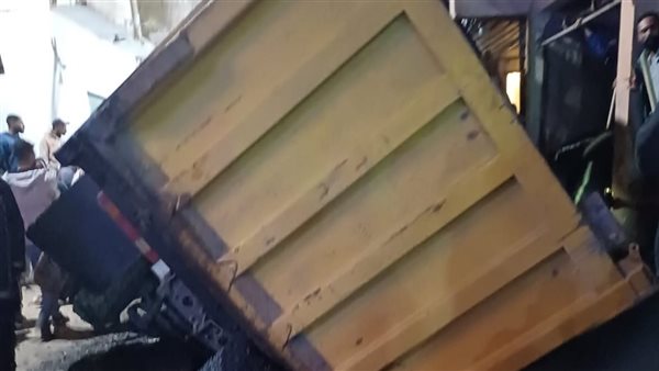 بسبب انهيار أرضي مفاجئ، انقلاب سيارة محملة بأسفلت رصف بالعجمي ووقوع إصابات (صور)
