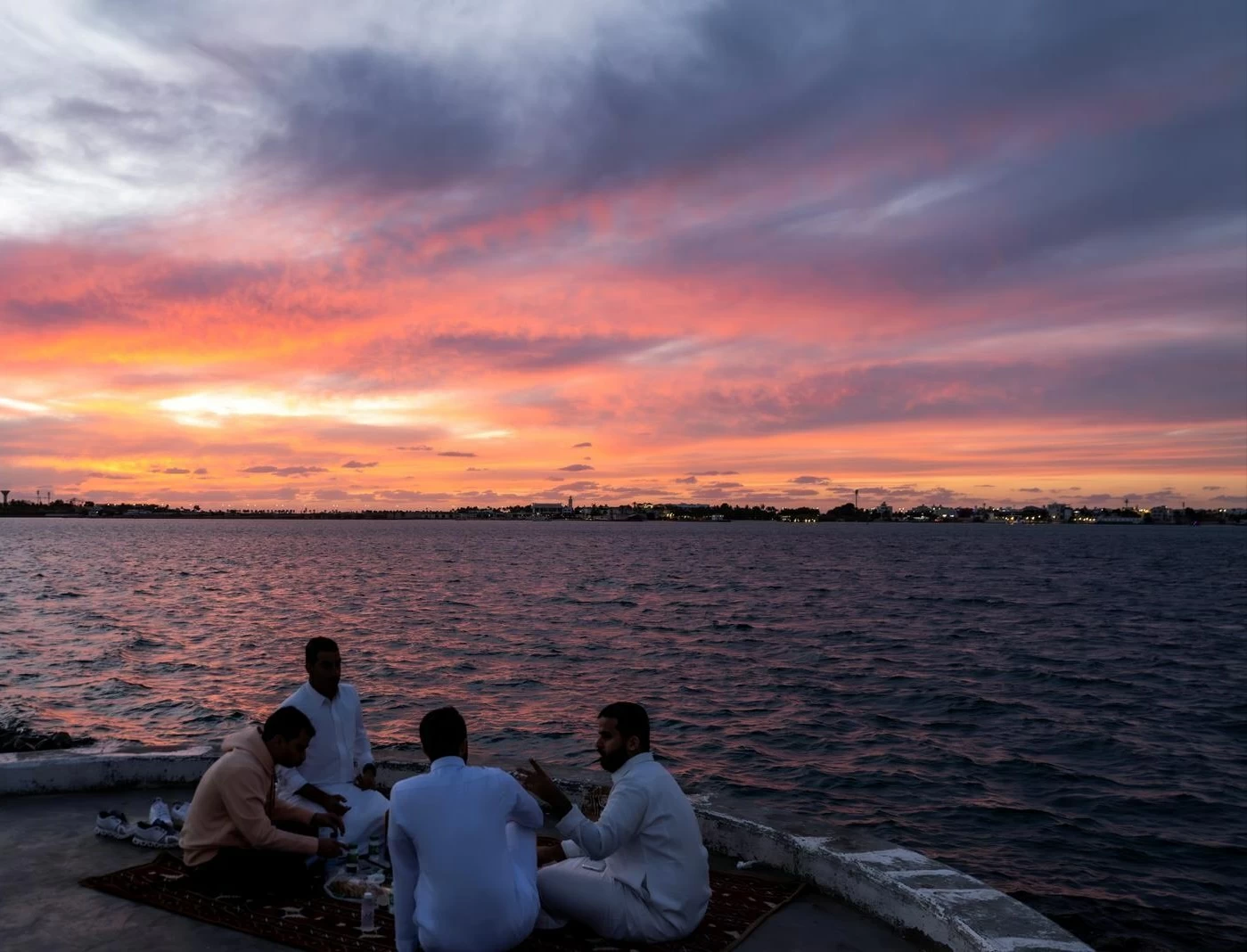 موائد الإفطار الجماعي في جدة.. روح الألفة تتجدد في رمضان