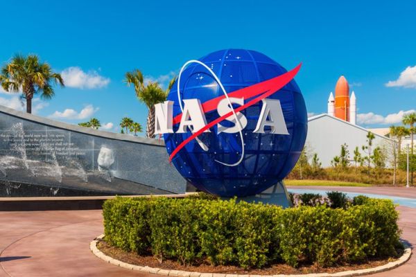 خلل تقني يؤجّل أول رحلة مأهولة إلى القمر