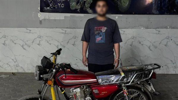 ضبط طالب أدى حركات استعراضية بدراجة نارية على طريق سريع بالفيوم