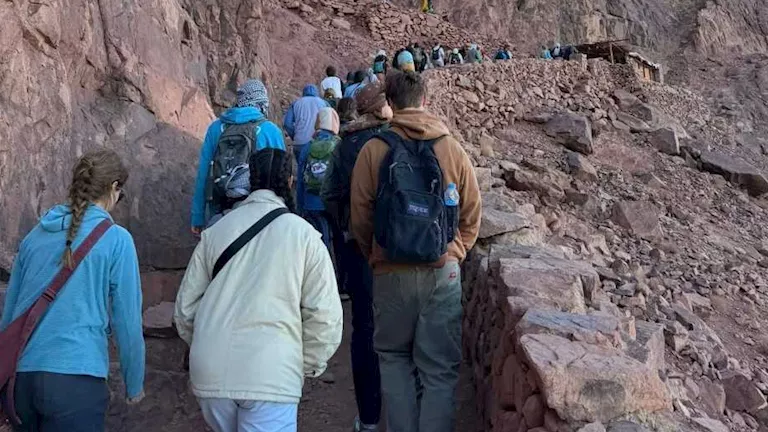 895 زائرًا في يوم واحد.. سانت كاترين تواصل جذب السياح بجنوب سيناء