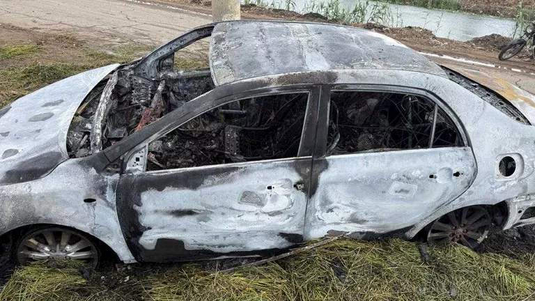 "تفحمت بالكامل".. احتراق سيارة طبيب في حادث تصادم بالدقهلية