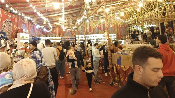 على كل شكل ولون، أكبر شوادر فوانيس رمضان بالمنصورة يتحول إلى "استوديو مفتوح" للأهالي (فيديو وصور)