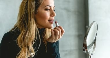 ما تخليش حر الصيف يبوظ مكياجك.. 5 حيل سريعة لإنقاذه فى دقائق