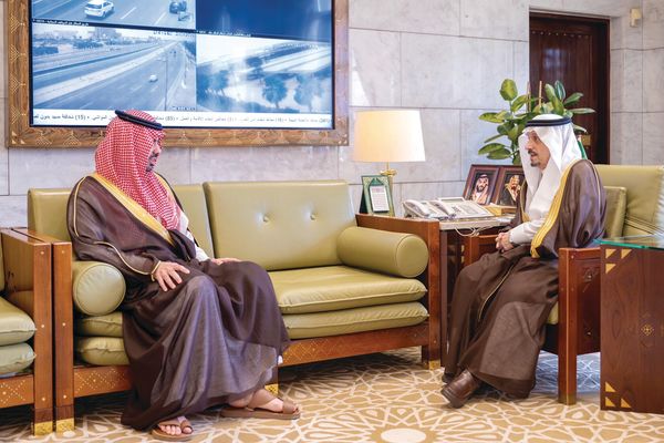 فيصل بن بندر يستعرض جهود وأعمال «أمانة الرياض»