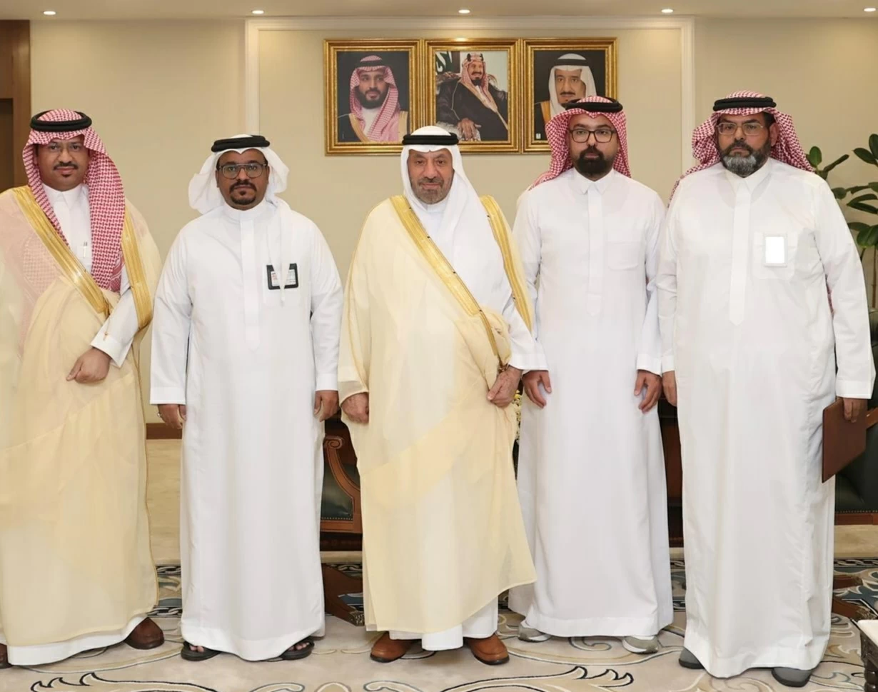 أمير نجران يُسلّم متبرعين بالكلى وسام الملك عبد العزيز من الدرجة الثالثة