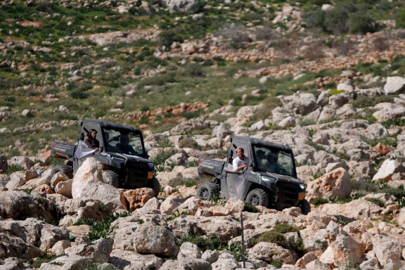 إصابة 7 فلسطينيين وطاقم إسعاف بهجمات مستوطنين بالضفة- (فيديو)