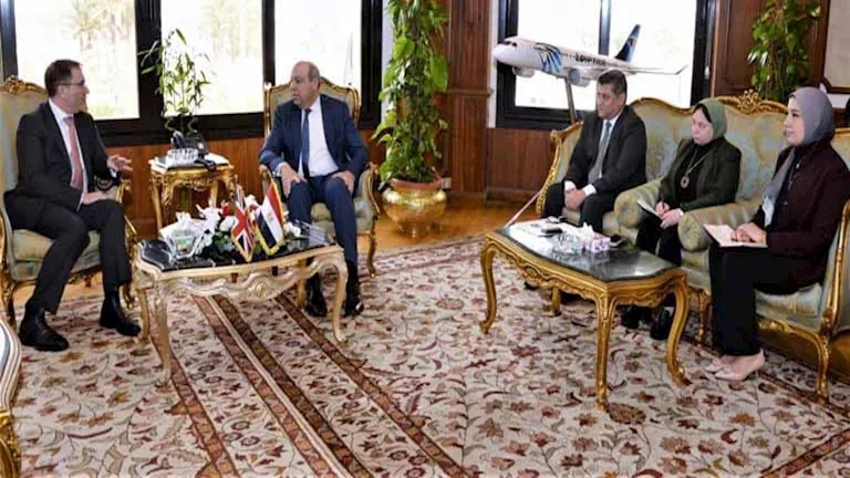 وزير الطيران يلتقي السفير البريطاني بالقاهرة لبحث تعزيز التعاون