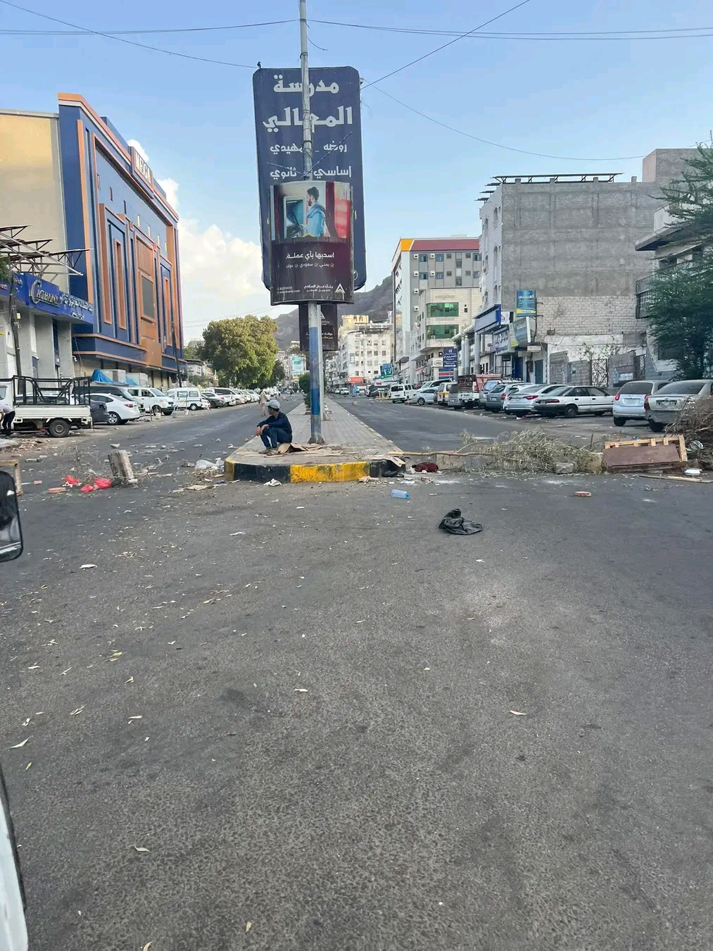 عدن تنتفض غضبًا للخدمات.. عصيان مدني واسع وقوات الأمن تفرق المحتجين بالقوة في كريتر