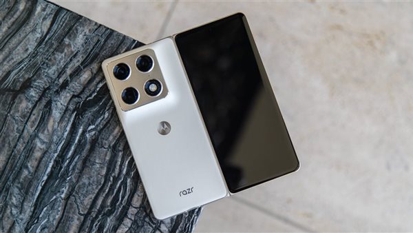 أول هاتف كتابي قابل للطي، سعر ومواصفات 2026 Motorola Razr Fold (صور)