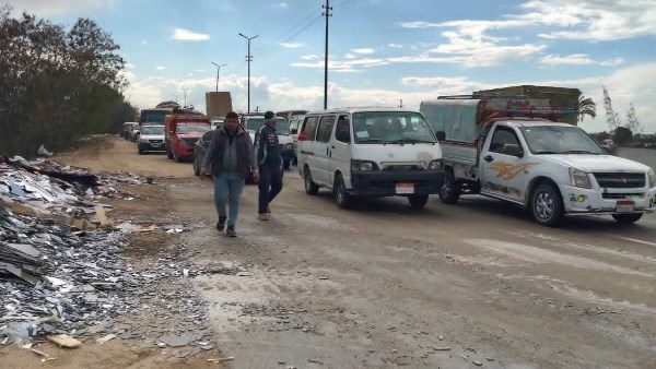 بعد نشر صدى البلد.. رفع آثار انقلاب سيارة نقل بطريق بلبيس السلام
