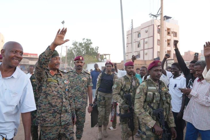 البرهان يعتذر للكوادر الطبية عن انتهاكات: بعضهم قدّم معلومات للجيش السوداني