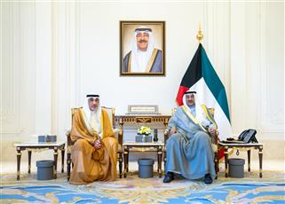 سمو ولي العهد يستقبل رئيس مجلس الوزراء بالإنابة وزير الداخلية الشيخ فهد اليوسف