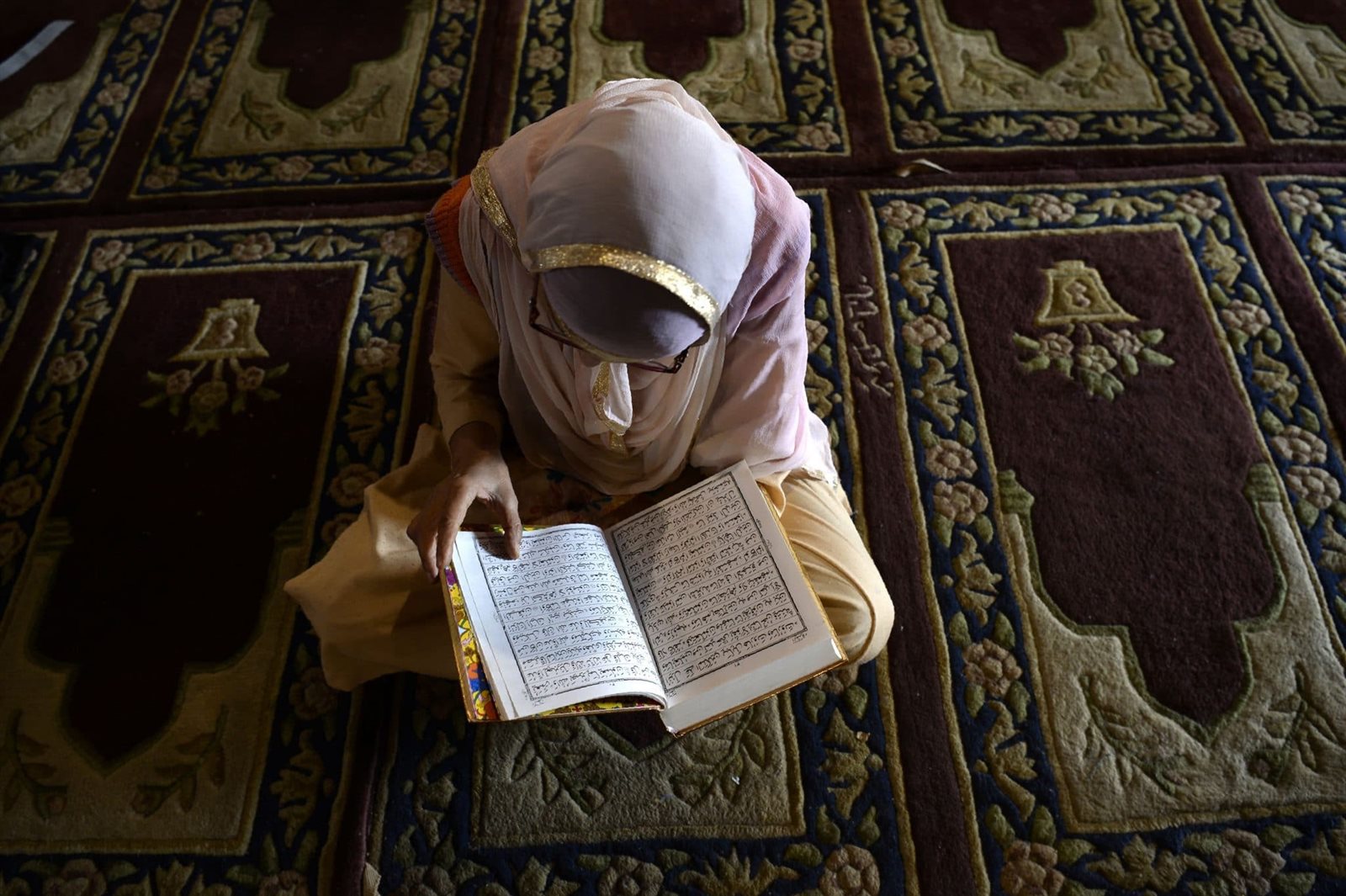 هل يجوز للمرأة قراءة القرآن أثناء الحيض؟ أمينة الفتوى تجيب