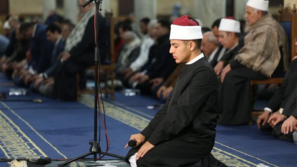في أولى الليالي الوترية من رمضان، الآلاف يؤدون صلاتي العشاء والتراويح بالجامع الأزهر