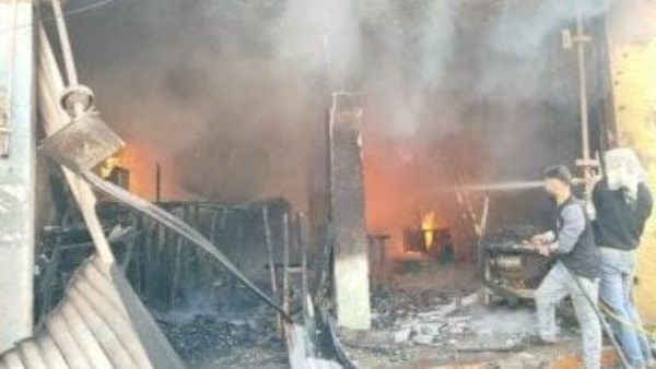 مصرع شخص وإصابة 3 في حريق هائل بمحل موبيليا بالقليوبية