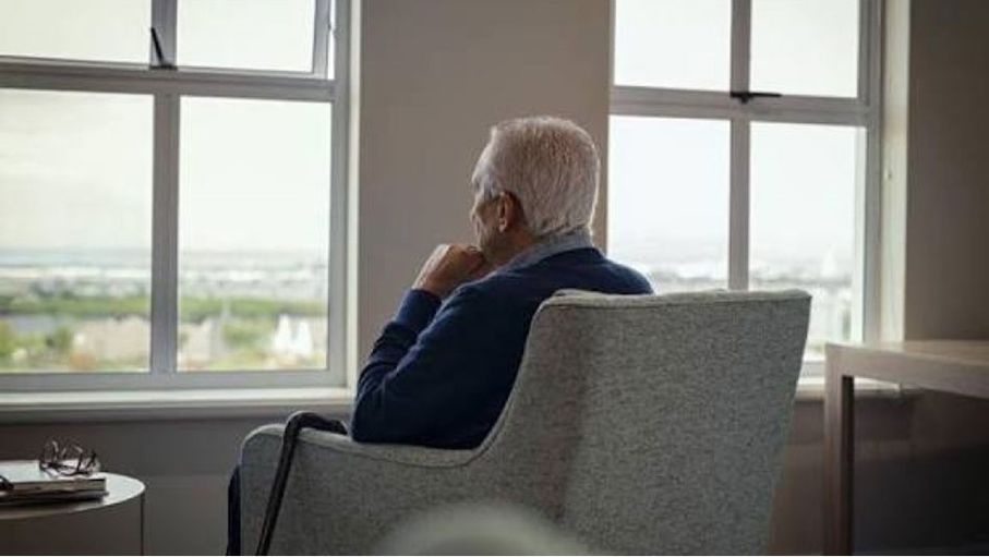 لماذا يعتقد كبار السن أنهم بحاجة لمزيد من النوم؟ إليك الأسباب