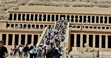 الدنيا ربيع والسياحة بديعة.. ضيوف مصر من حول العالم يستمتعون بمعالم الأقصر