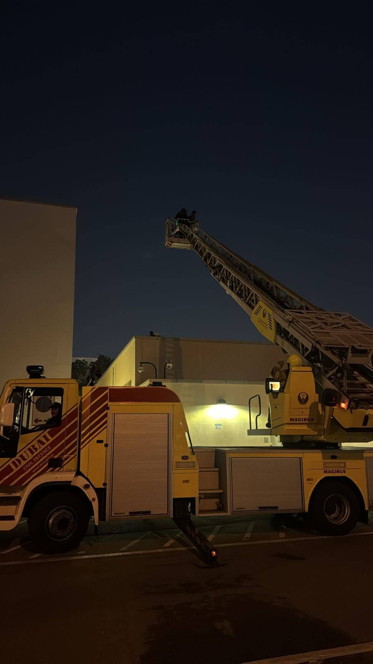 إخماد حريق محيط القنصلية الأمريكية بدبي بالكامل