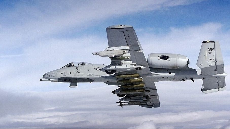 تحطم مقاتلة أمريكية من طراز "A-10" قرب مضيق هرمز ونجاة قائدها