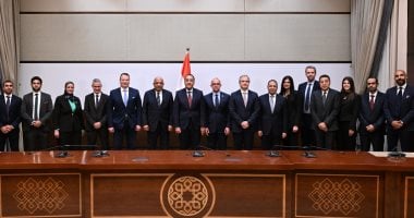 رئيس الوزراء يشهد توقيع اتفاقيتي الاستثمار والتشغيل وشراء الطاقة لمحطة طاقة رياح جبل الزيت