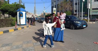 محافظة كفر الشيخ توزع هدايا العيد على المواطنين فى الشوارع