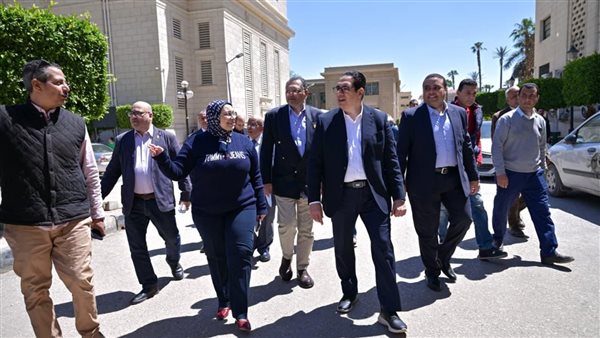 رئيس جامعة القاهرة يتفقد الكليات لمتابعة ترشيد استهلاك الطاقة (صور)