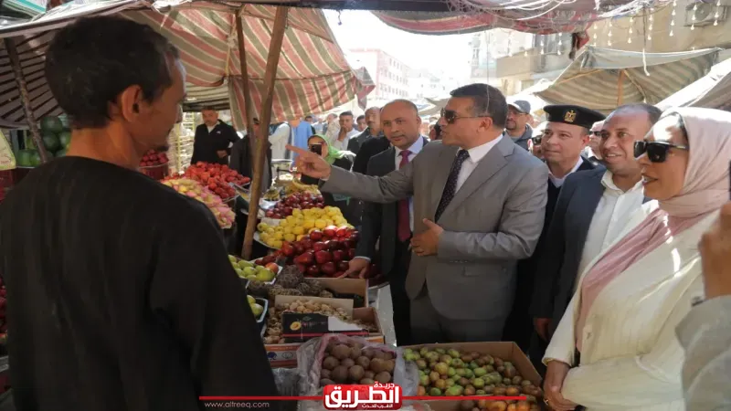 محافظ قنا يتفقد معرض”أهلاً رمضان” بنجع حمادي ويشدد على الالتزام بالأسعار المخفضة