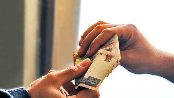 ما حكم إقراض الناس جبرا لخاطرهم مع كراهية ذلك؟