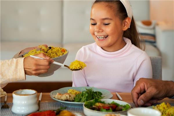 منها الخبز الأبيض| 5 أطعمة تضر بصحة دماغ طفلك دون أن تشعر