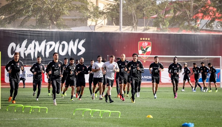 مدير الكرة يهدد لاعبي الأهلي بسبب الدورات الرمضانية